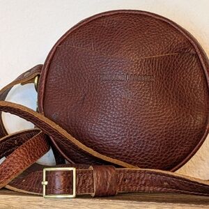 Portland Leather Round Crossbody Bag In Nutmeg